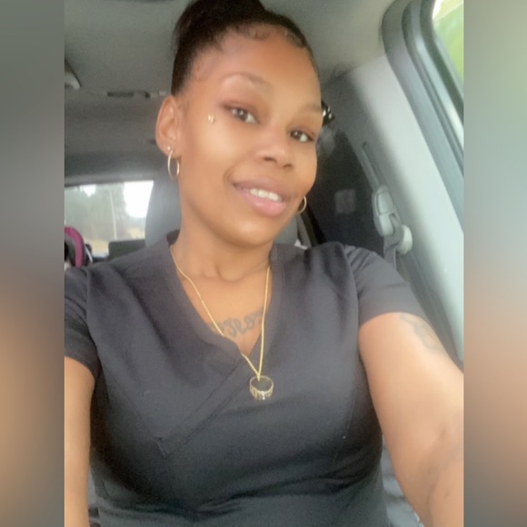 Meet your Posher, @LuxuryBeauty21 aka REESE - Picture 6 of 7